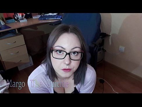 ❤️ Σέξι κορίτσι με γυαλιά πιπιλίζει Dildo βαθιά στην κάμερα Πόρνο ❤